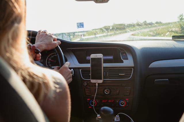 Výhody držiaka mobilu do auta: Bezpečnosť, pohodlie a lepšia jazda