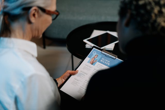 Kedy písať životopis v cudzom jazyku: Klady a dôvody pre multijazyčné životopisy