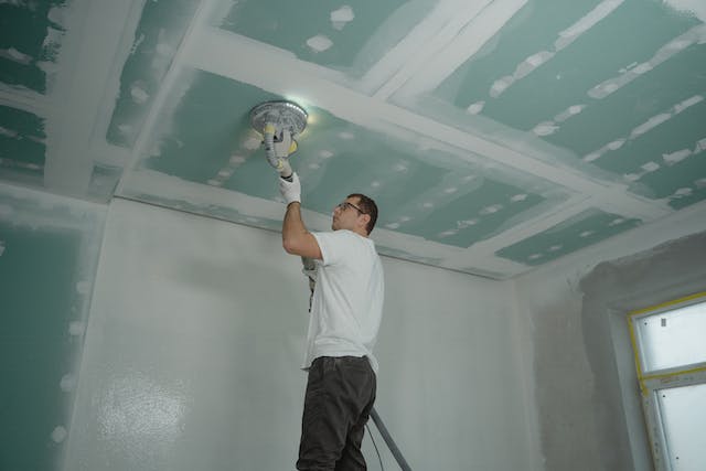 Výhody sadrokartónu: Flexibilný a inovatívny materiál pre interiérové konštrukcie